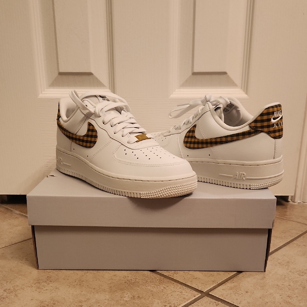 Women's AIR FIRCE 1 '07 ESS TREND Nike Sneakers with Checkered Swoosh